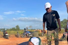 Bupati Bengkayang tekankan mengurangi polusi plastik