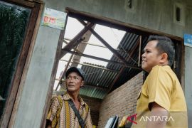 Wabup Serdang Bedagai tinjau dan salurkan bantuan korban angin puting beliung