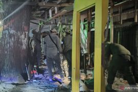 Pemkab Cianjur menertibkan bangunan liar di atas saluran air