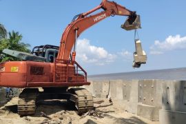 PT Timah pasang penahan abrasi Pantai Asmara Dewi Sawang