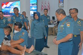 Lantamal VI Makassar gelar donor darah dan khitan massal peringati HUT ke-75