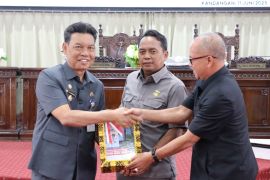 Wabup HSS tanggapi pandangan umum fraksi DPRD Raperda LKPj APBD 2024