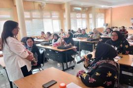 Dinkes latih peningkatan kapasitas dan kompetensi bidan di Kapuas