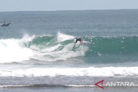 Dua peselancar junior Indonesia masuk ke final WSL Krui Pro 2025