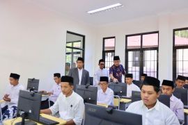 Wakil Ketua MPR  ajak santri pesantren untuk melek teknologi