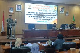 Pj Wali Kota Banjarbaru sampaikan Raperda Pertanggungjawaban APBD 2024