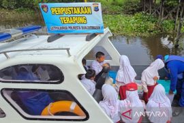 Polairud Banjarmasin miliki perpustakaan apung bagi anak pesisir