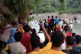 Tim Sar evakuasi korban tenggelam di Sungai Waemese Kabupaten Manggarai