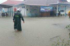 Banjir rendam Tuapejat, akses jalan terputus dan pelayanan Puskesmas terganggu