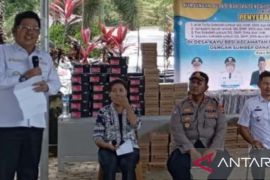 Bangka Tengah salurkan bantuan peralatan sekolah