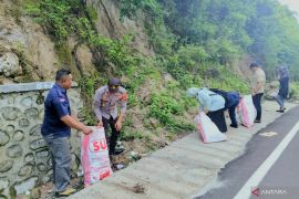 Polisi dan pemerintah di Gorontalo bersinergi bersihkan lingkungan