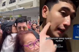 Dicium dan dicakar penggemar, Verrell Bramasta jadi sorotan saat di Singapura