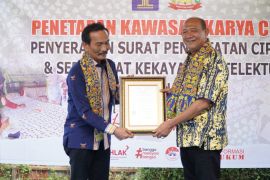 Bupati Langkat terima sertifikat Kekayaan Intelektual Komunal