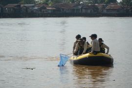 Peringati Hari Lingkungan Hidup PLN gelar aksi bersih Sungai Kapuas