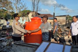 Kapolres SBT beri bantuan wadah  penmampungan air bersih bagi warga terdampak kebakaran