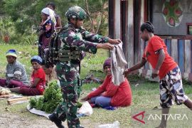 Satgas TNI Yonif 521/DY perkuat hubungan sosial dengan warga Eragayam