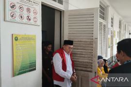 Sidang perdana, mantan Bupati Musi Rawas Ridwan Mukti dan empat terdakwa lainnya dikawal puluhan kerabat