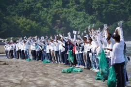 PLN UID Sumbar gotong royong bersihkan sampah plastik di Pantai Air Manis
