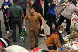 Pemko Pekanbaru kerahkan ASN bersihkan tumpukan sampah dan awasi TPS