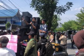 Aksi Protes Terkait Putusan Wanprestasi Koppsa-M Digelar di Pengadilan Tinggi Riau
