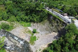 Kondisi bahu jalan terdampak longsor di Malibo Anai Page 2 Small