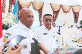 Bupati Biak Numfor ajak warga jaga kebersihan lingkungan dengan Jumpa Berlin