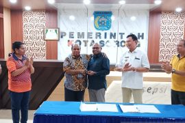 Lambert JItmau kembalikan mobil dinas ke Pemkot Sorong