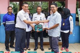 Warga dapat pelatihan servis AC di Jaksel untuk keterampilan kerja