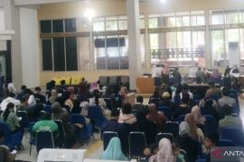 Warga Palembang  berburu DTKS untuk daftar sekolah anak