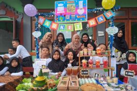 Pelajar Madrasah Jembrana buka pasar mini di sekolah