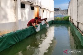 Lapas Martapura OKU Timur tebar benih ikan di kolam budi daya