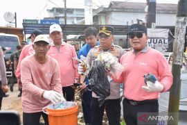 Bupati Kubu Raya ajak warga kurangi penggunaan plastik