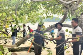 Polisi dan warga bersihkan pantai Pantai Pasir Panjang