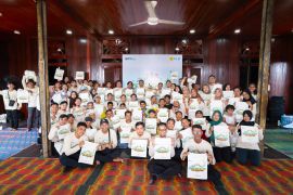 PLN bagikan 140 tas kanvas untuk kampanye penggunaan kantong non-plastik