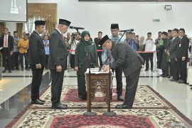 Arry Yuswandi Resmi Dilantik Sebagai Sekda Sumbar, Gubernur Mahyeldi: Sekda Adalah Mesin Penggerak Pemerintahan