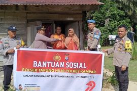 Polsek Tapung Hilir bagikan sembakountuk warga