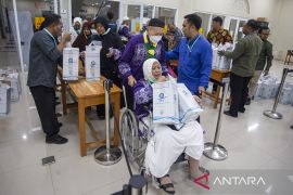 Kedatangan jamaah haji kloter pertama debarkasi Kertajati