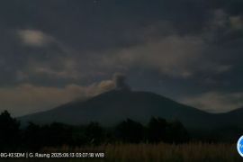 Gunung Raung dua kali erupsi dengan letusan hingga 900 meter