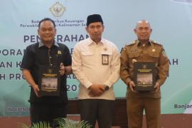 Waket DPRD dampingi bupati terima LHP LKPD 2024