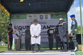 Kejari Aceh Besar eksekusi cambuk dua terpidana judi