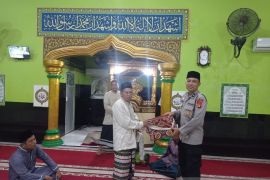 Polres Musi Rawas jalankan program berbagi sajadah ke masjid