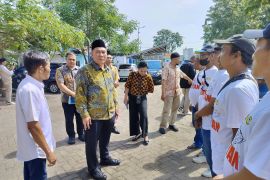 Komisi VII DPR bantu dua unit mesin perahu kepada nelayan Sidoarjo