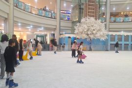 Nikmati liburan bermain Ice Skating di Margocity dengan suasana Kota New York