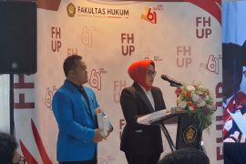 Politisi Dwi Ria Latifa raih gelar doktor ilmu hukum dari FHUP