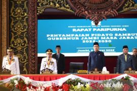 Ketua DPRD Provinsi Jambi singing isu strategis pada rapat paripurna