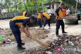 Polresta Ambon lakukan aksi bersih lingkungan warga sambut HUT Bhayangkara