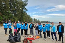 "Employee Volunteering" BPJAMSOSTEK Pangkalpinang Bersihkan Pantai Pasir Padi