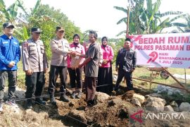 Sambut Hari Bhayangkara ke-79, Polres Pasaman Barat bedah rumah warga