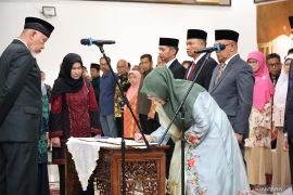 Gubernur Mahyeldi lantik sejumlah pejabat pimpinan tinggi pratama di lingkungan Pemprov Sumbar