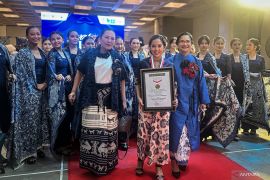 Rekor, 498 perempuan gelar &ldquo;fashion show&rdquo; pamerkan wastra RI